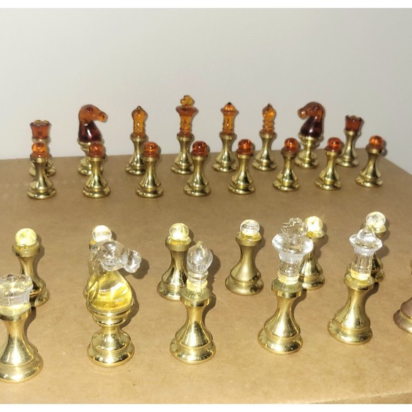 VTG Brass Metal & Amber & Clear Glass Chess Set 32 Pieces Complete, Felt Bottoms - Picture 14 of 16